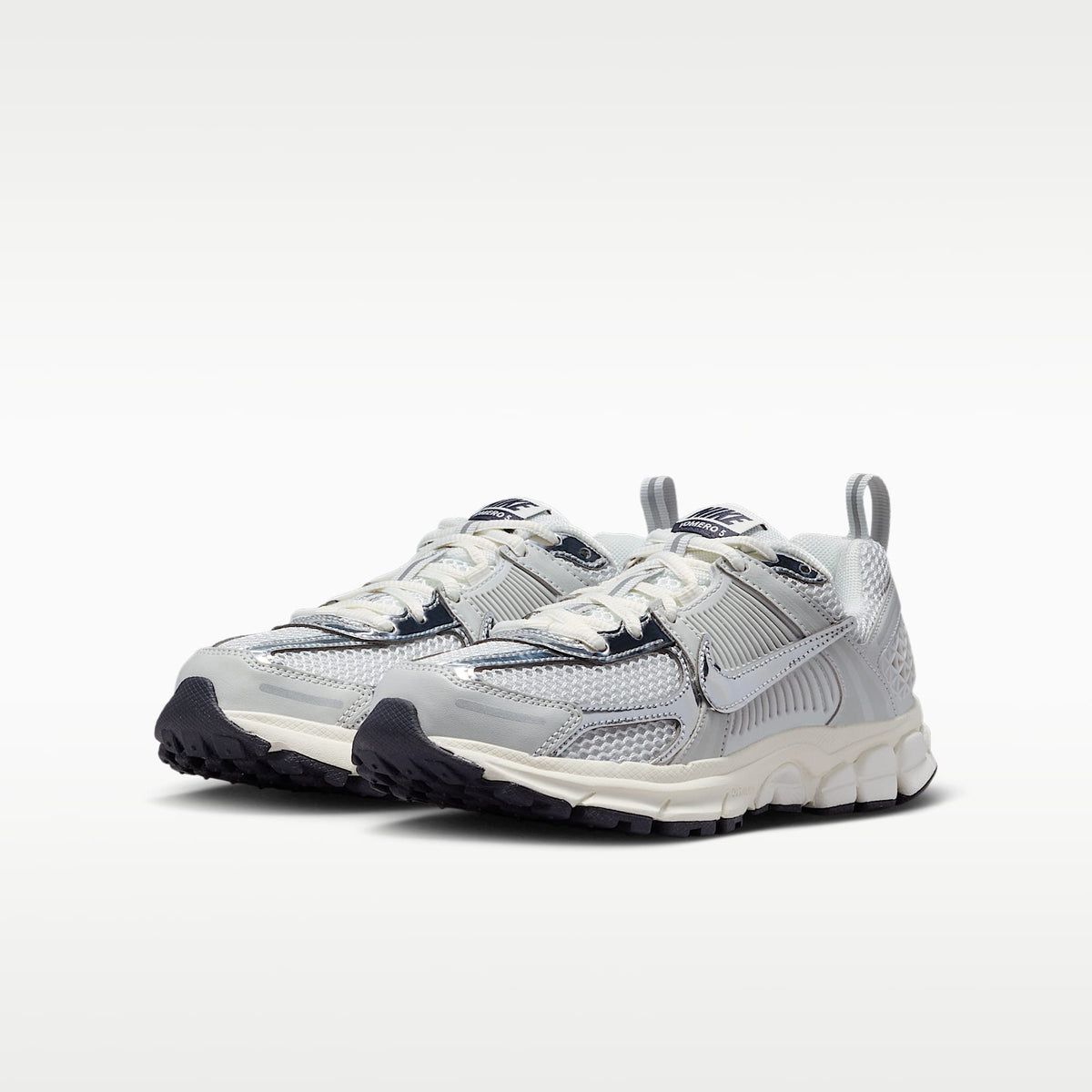 Nike Vomero 5 – Polvo fotón/Parrilla/Vela/Cromo – vista 5