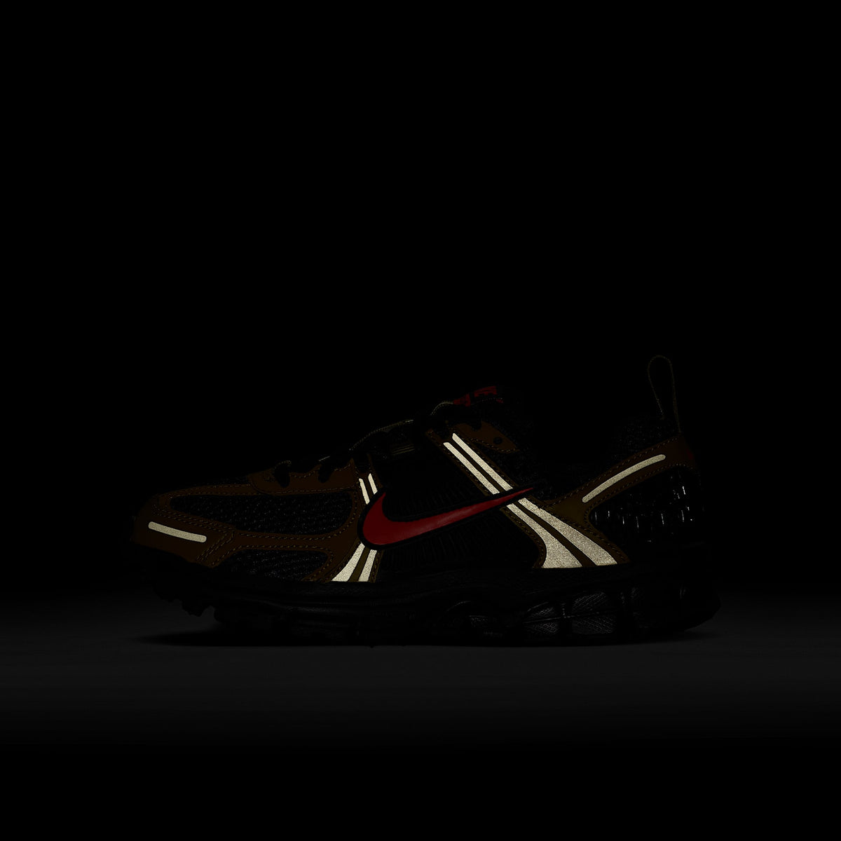 Nike Vomero 5 – Negro/Chaleco oliva/Musgo cuántico/Rojo picante – vista 9