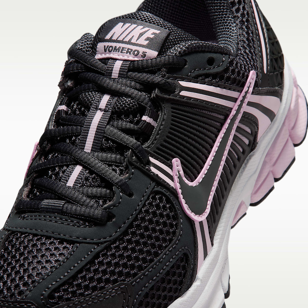 Nike Vomero 5 – Gris humo oscuro/Espuma rosa/Gris humo oscuro – vista 7