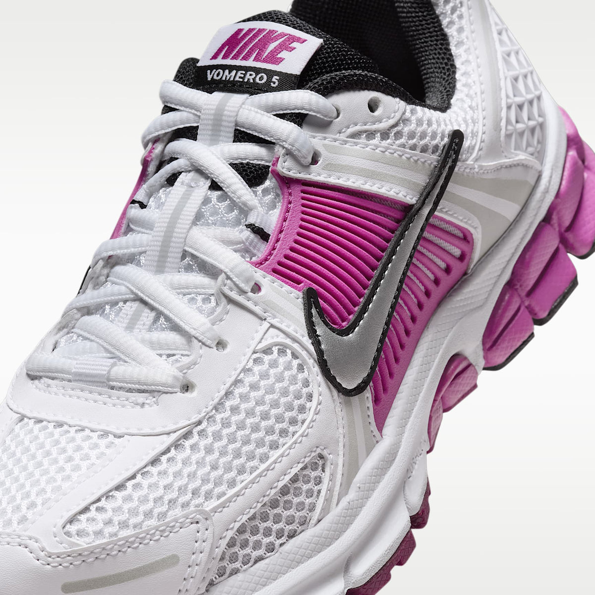 Nike Vomero 5 – Blanco/Platino puro/Fucsia cálido/Platino metalizado – vista 7