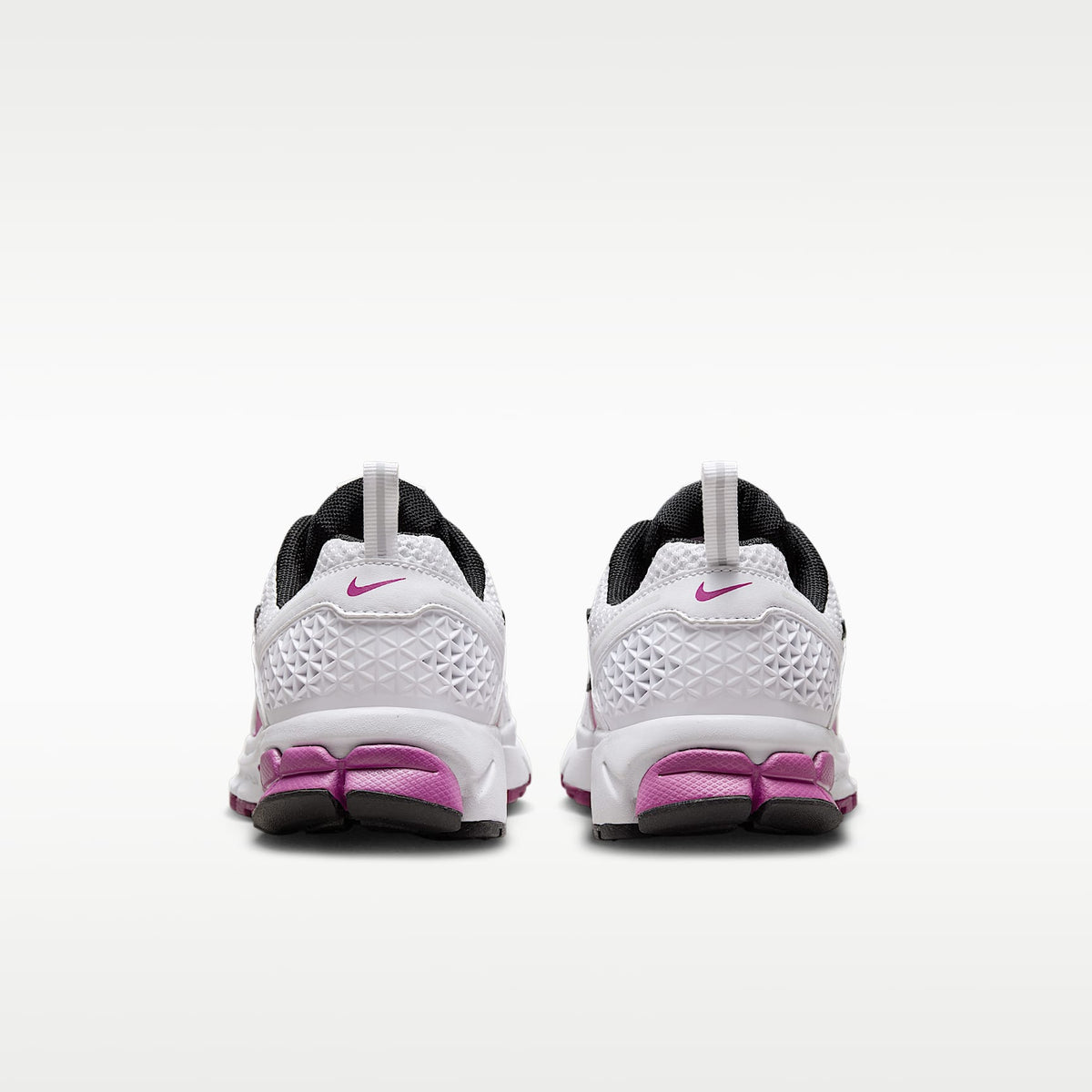 Nike Vomero 5 – Blanco/Platino puro/Fucsia cálido/Platino metalizado – vista 6