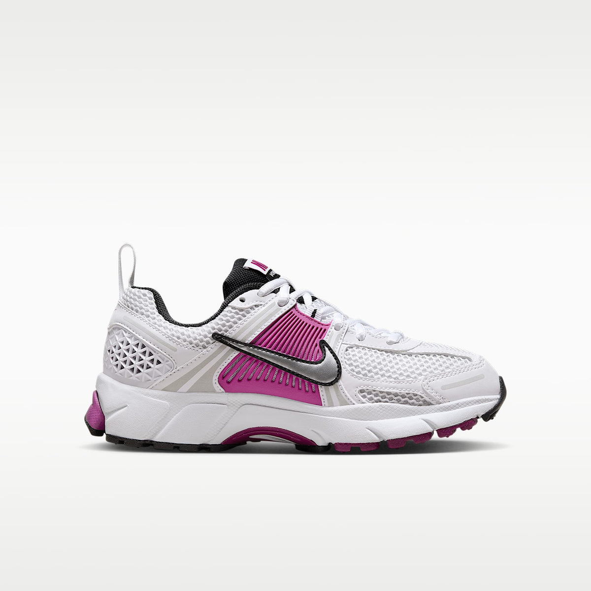 Nike Vomero 5 – Blanco/Platino puro/Fucsia cálido/Platino metalizado – vista 3