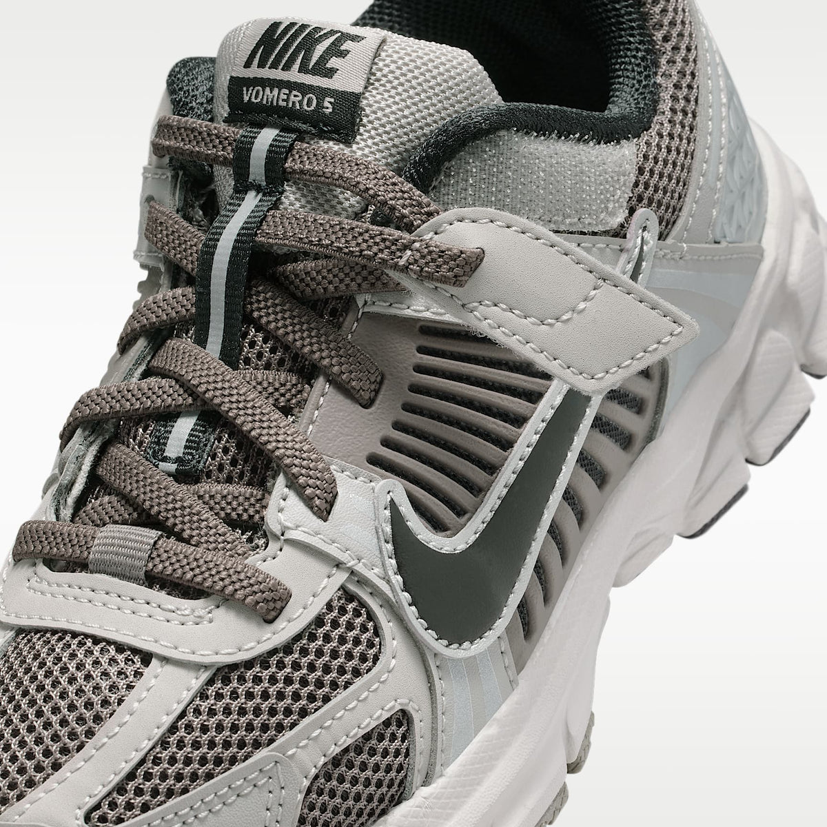 Nike Vomero 5 – Gris universitario/Cueva/Plata metalizado/Negro – vista 7