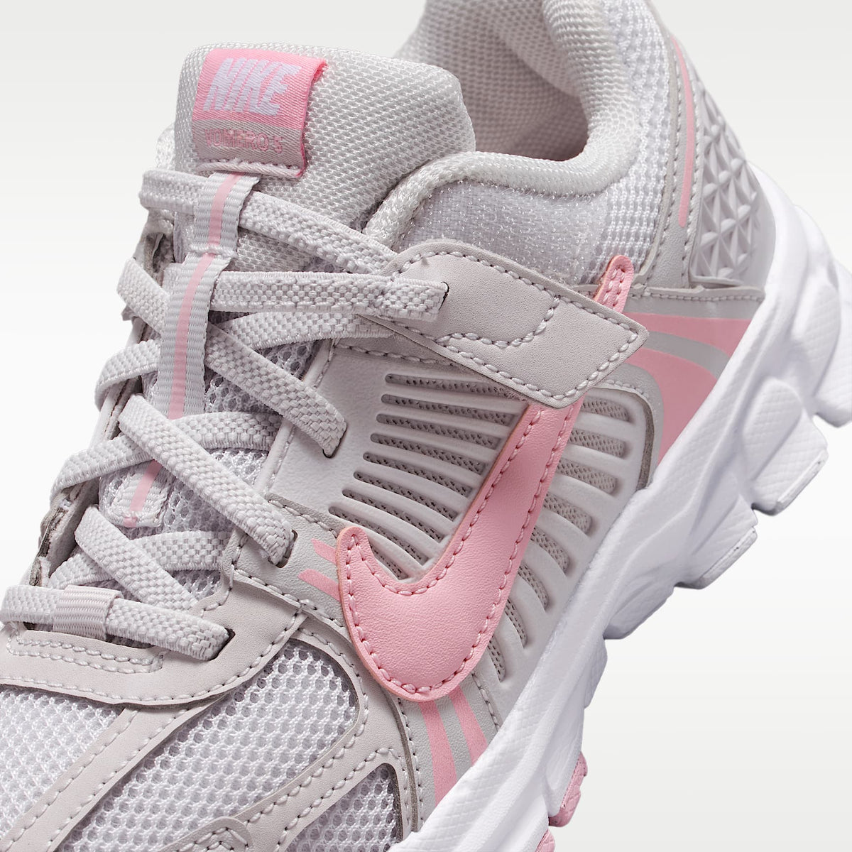 Nike Vomero 5 – Gris vasto/Blanco/Blanco/Rosa suave medio – vista 7