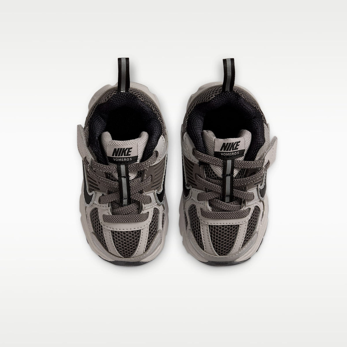 Nike Vomero 5 – Gris universitario/Cueva/Plata metalizado/Negro – vista 4