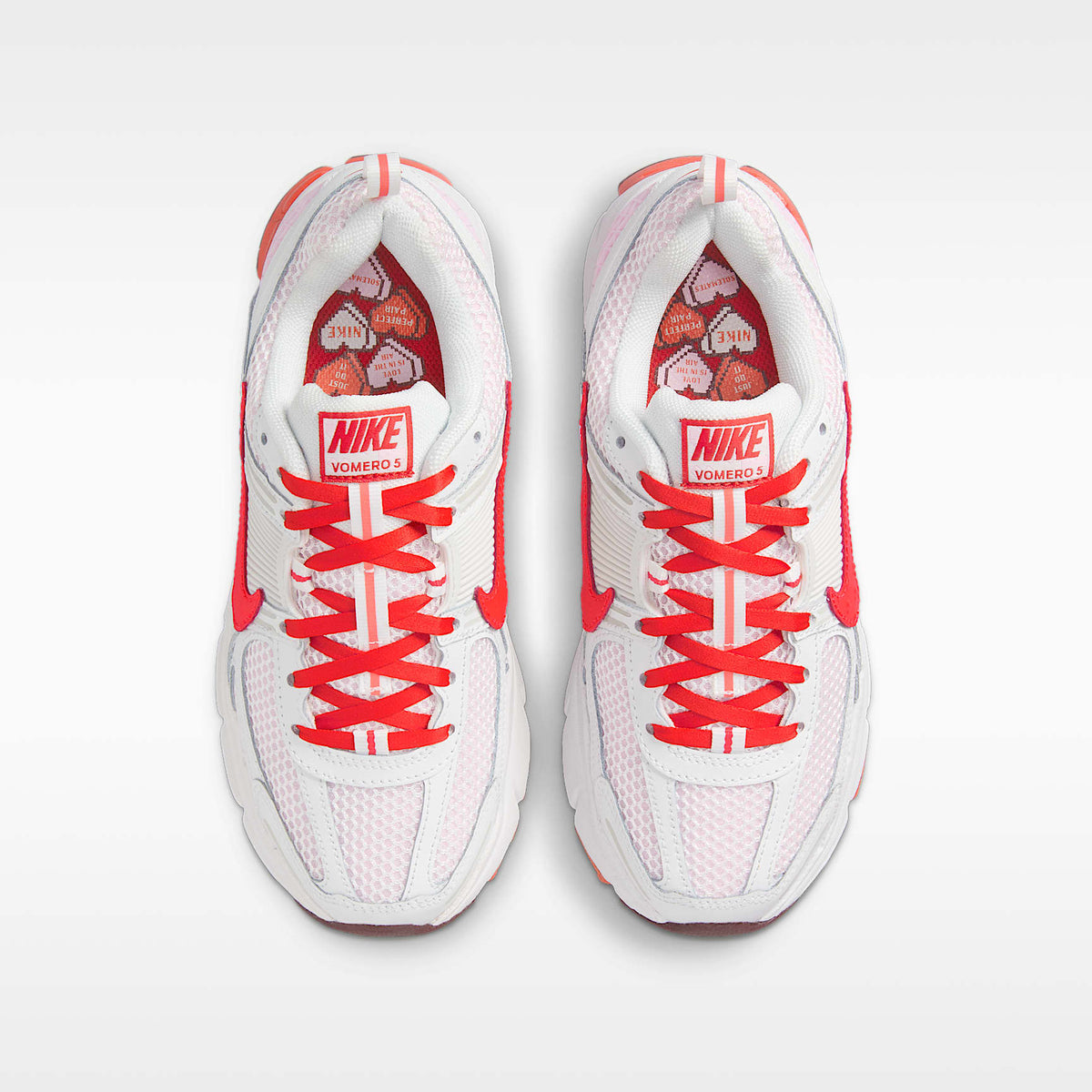 Nike Vomero 5 – Blanco cumbre/Espuma rosa/Rojo team oscuro/Carmesí claro – vista 4