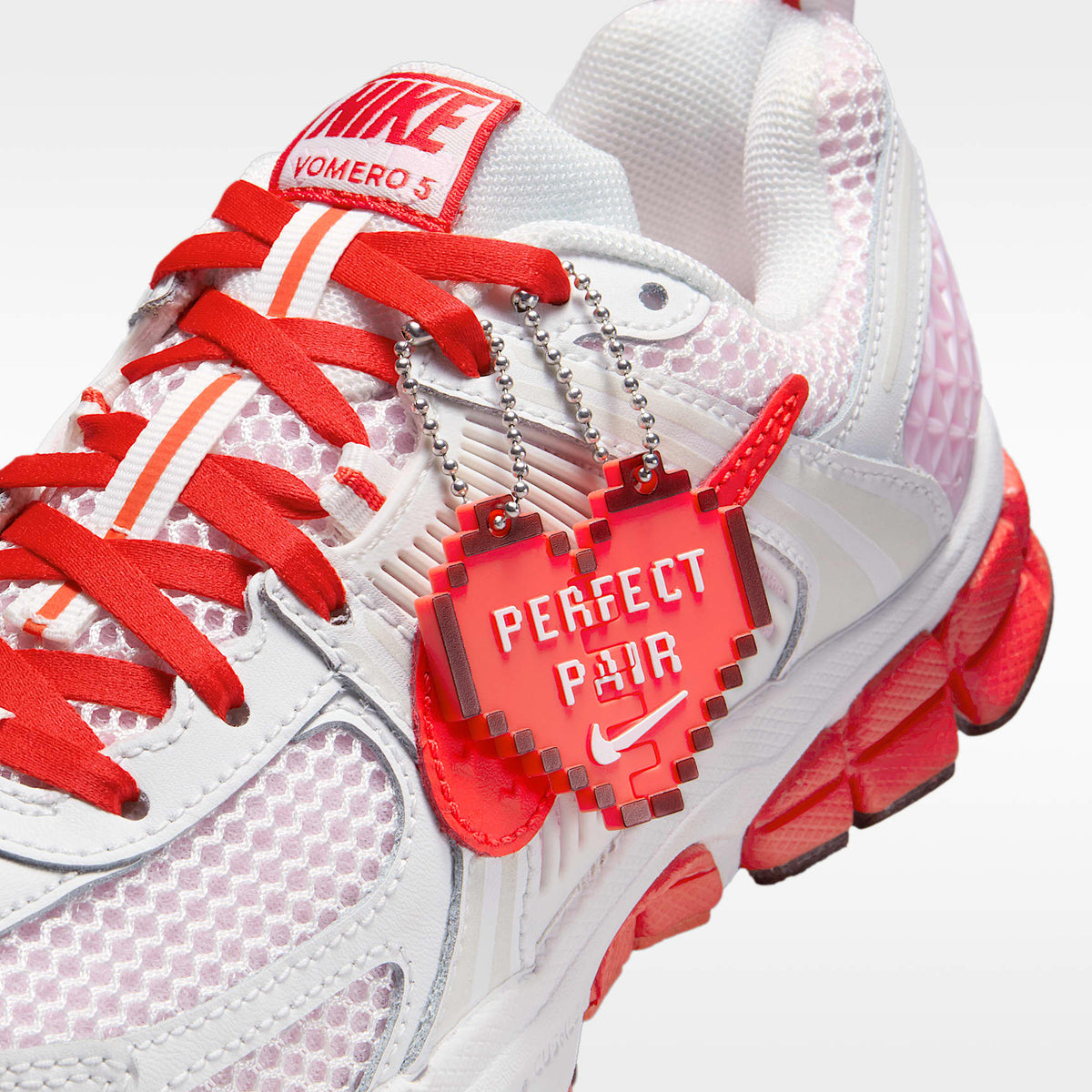 Nike Vomero 5 – Blanco cumbre/Espuma rosa/Rojo team oscuro/Carmesí claro – vista 13