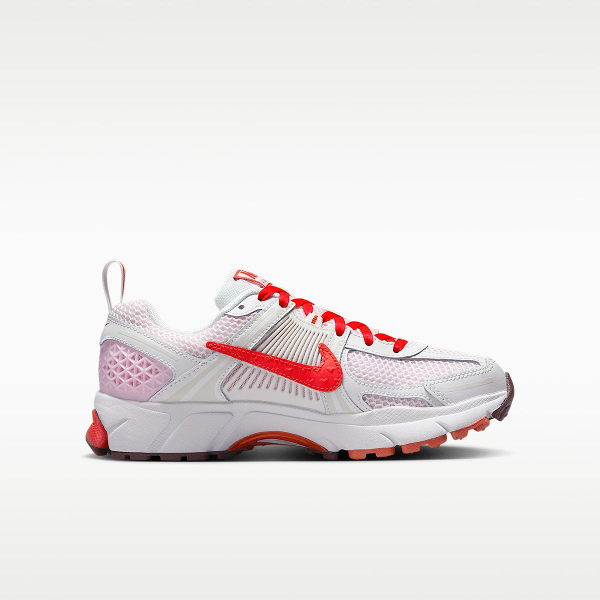 Nike Vomero 5 – Blanco cumbre/Espuma rosa/Rojo team oscuro/Carmesí claro – vista 3