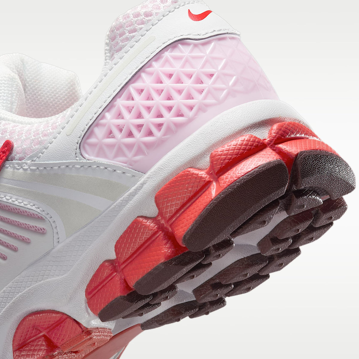 Nike Vomero 5 – Blanco cumbre/Espuma rosa/Rojo team oscuro/Carmesí claro – vista 8