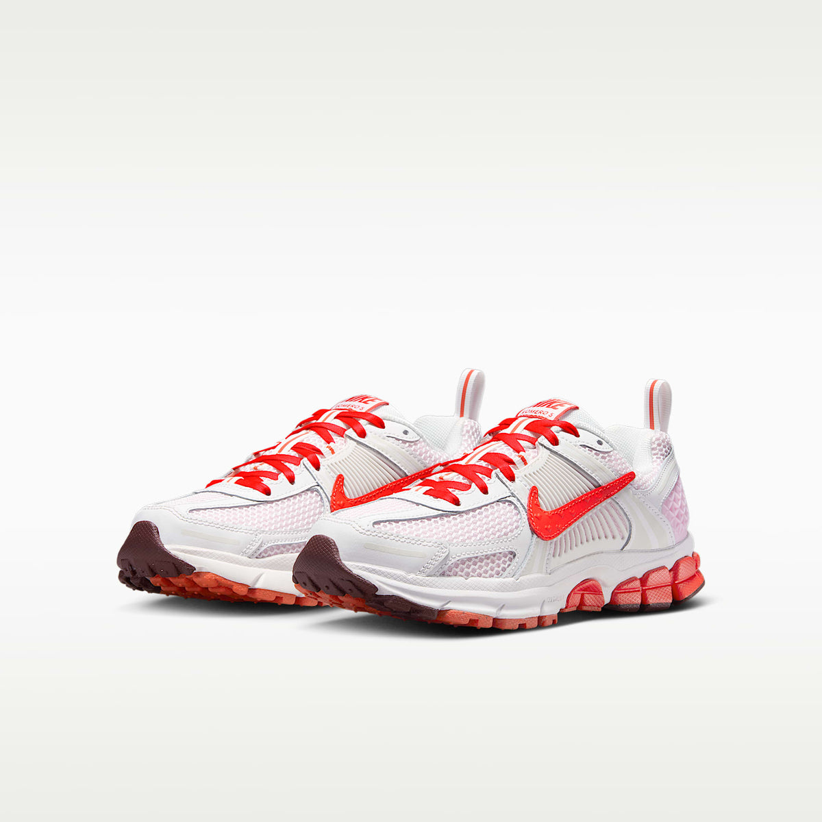 Nike Vomero 5 – Blanco cumbre/Espuma rosa/Rojo team oscuro/Carmesí claro – vista 5
