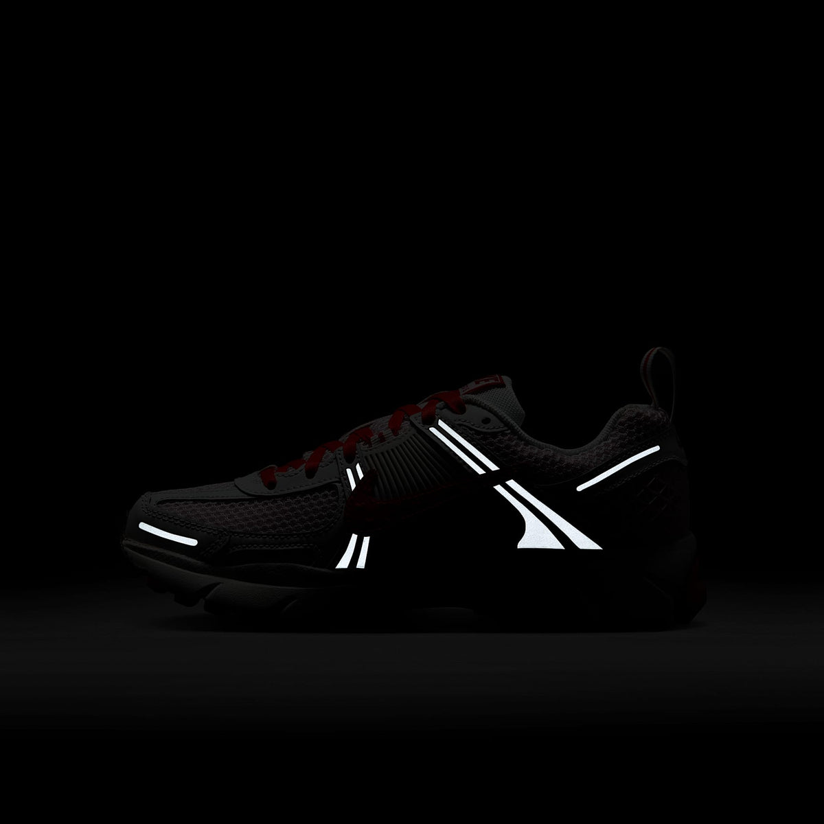 Nike Vomero 5 – Blanco cumbre/Espuma rosa/Rojo team oscuro/Carmesí claro – vista 12