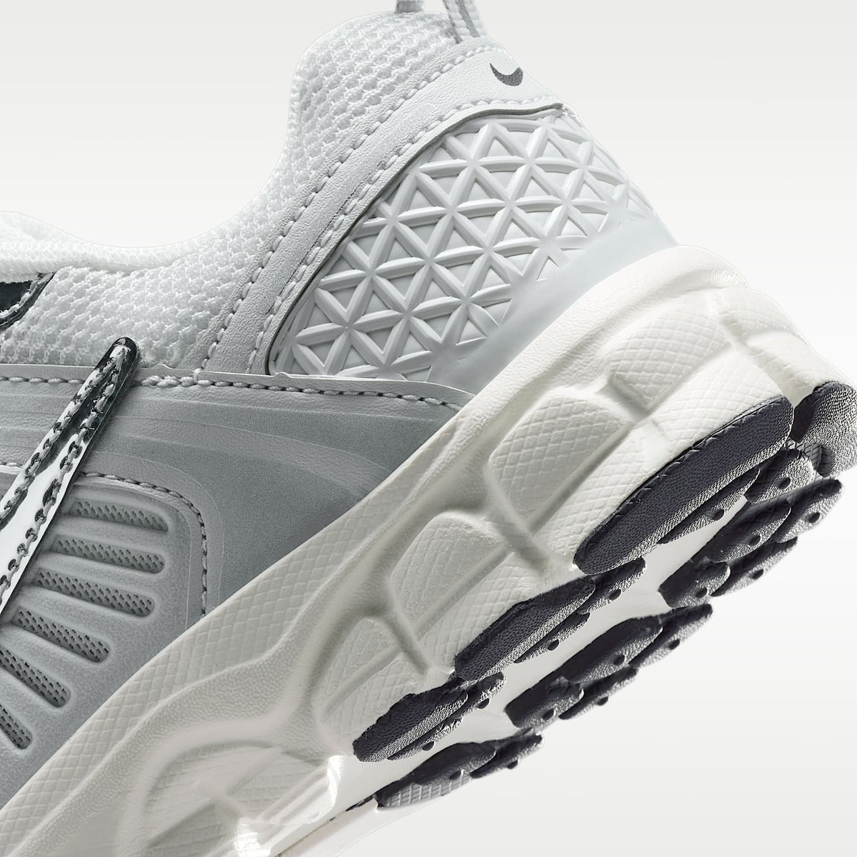 Nike Vomero 5 – Polvo fotón/Parrilla/Vela/Cromo – vista 8