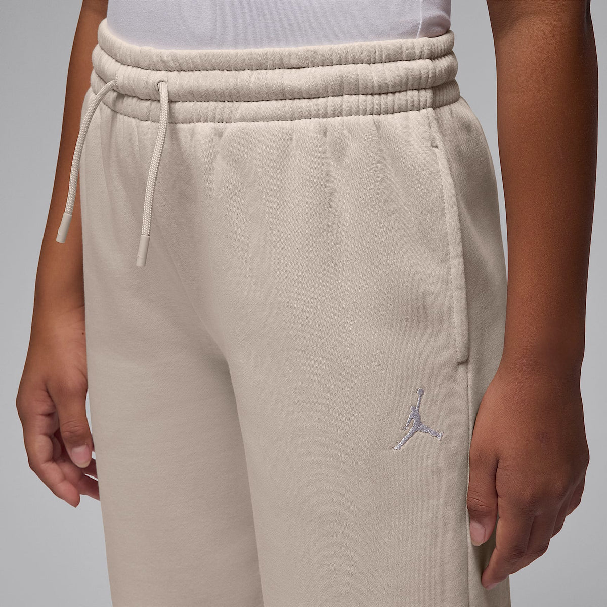 Pants para niños talla grande Jordan Brooklyn Fleece – Café claro leyenda – vista 3