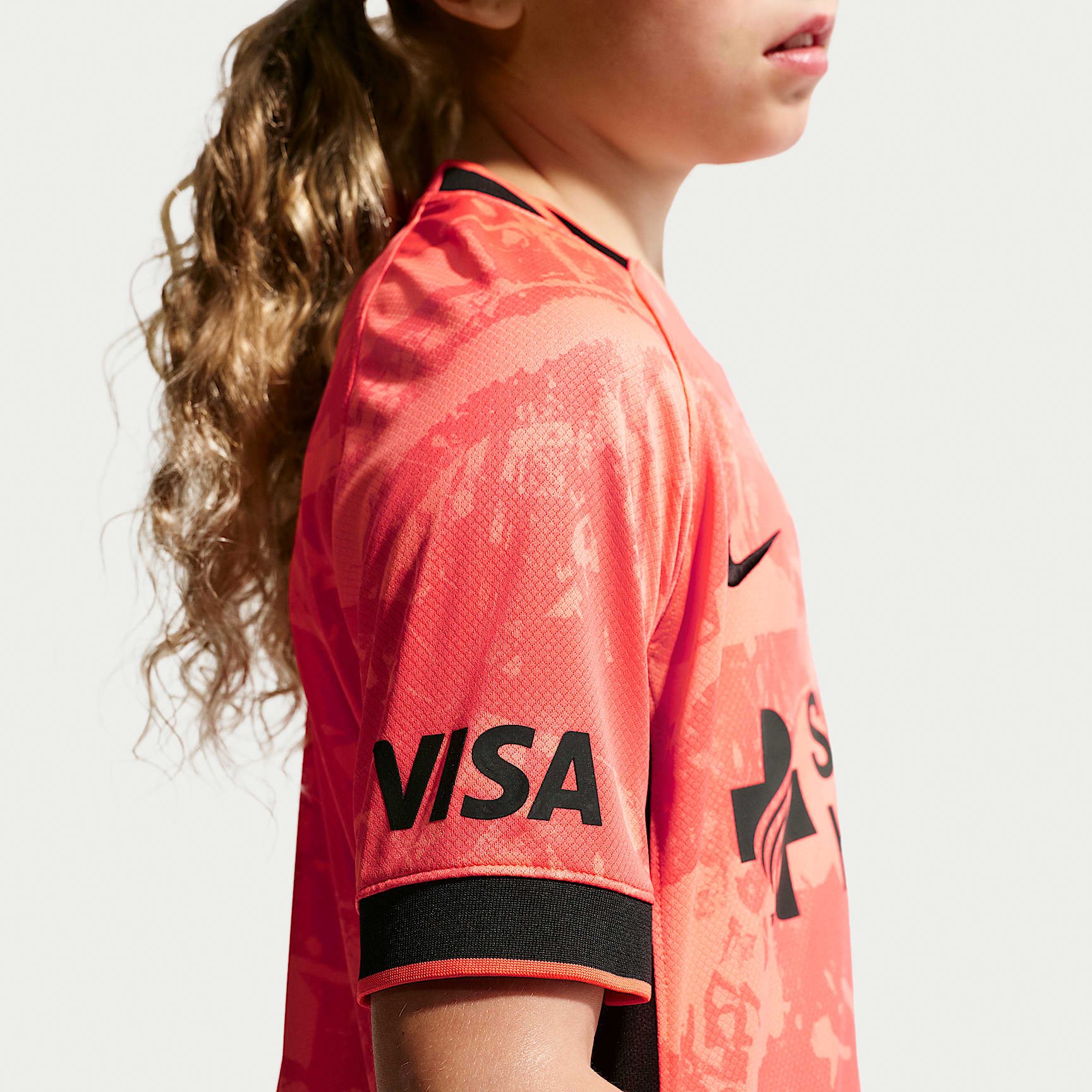 Jersey Nike Dri-FIT de la NWSL Replica para niños talla grande Bay FC Stadium Away – Coral enérgico – vista 2