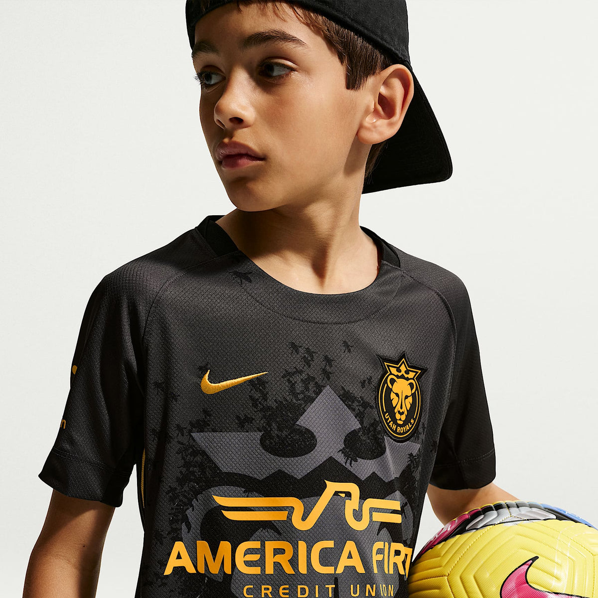 Jersey Nike Dri-FIT de la NWSL Replica para niños talla grande Utah Royals Stadium Away – Antracita – vista 3