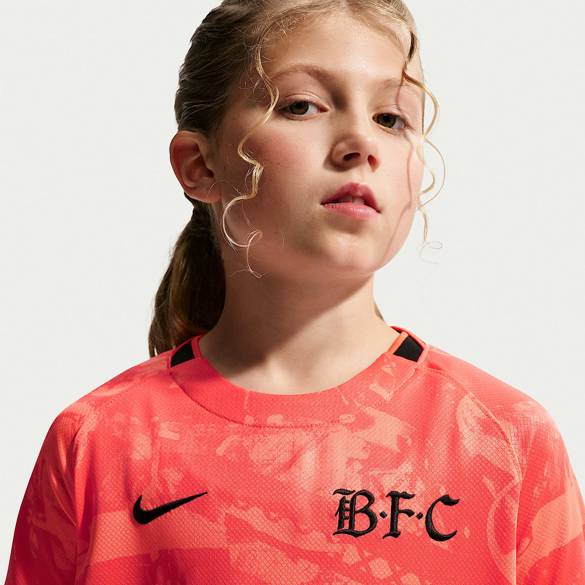 Jersey Nike Dri-FIT de la NWSL Replica para niños talla grande Bay FC Stadium Away – Coral enérgico – vista 3